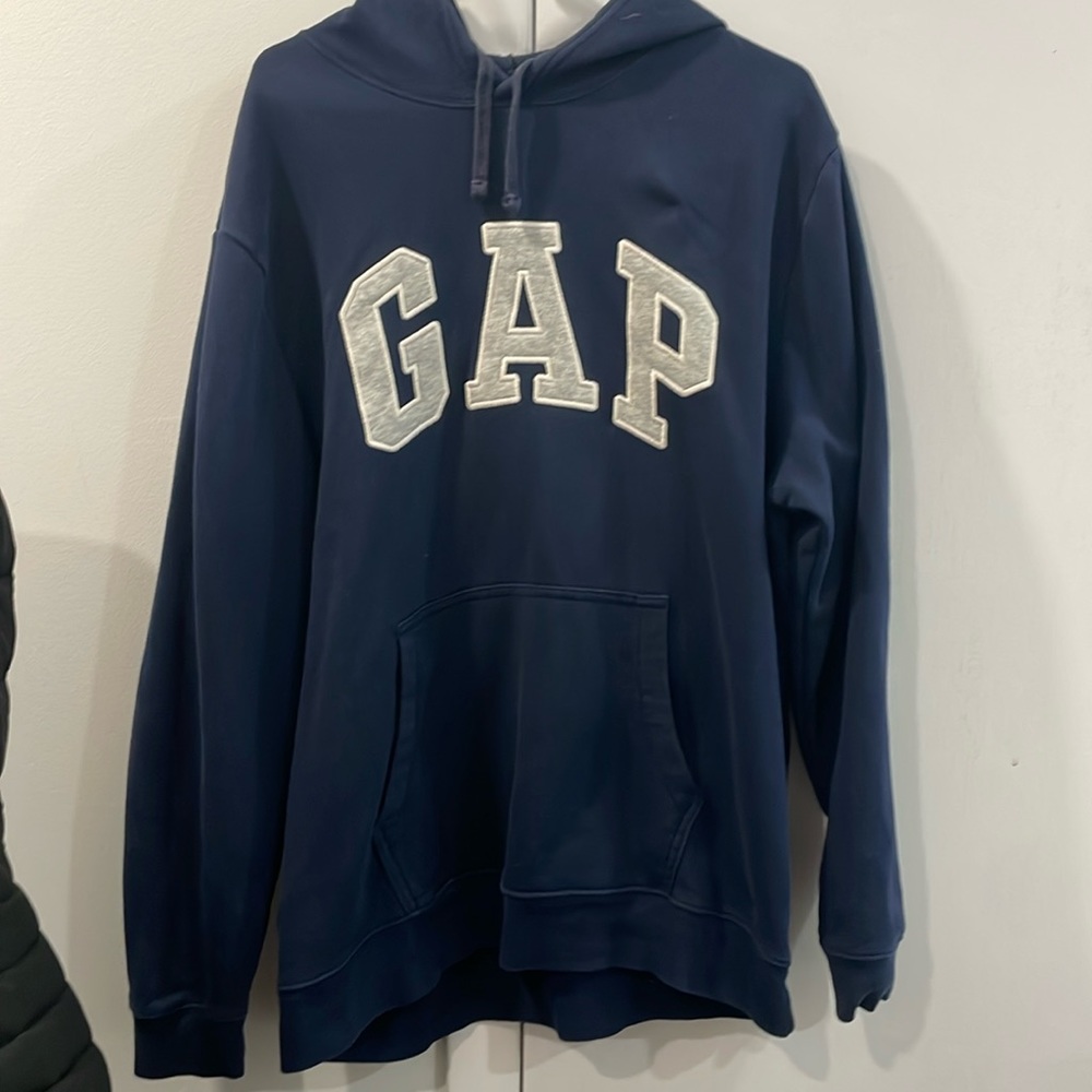 Navy blue gap hoodie. It’s really comfortable, perfect condition.